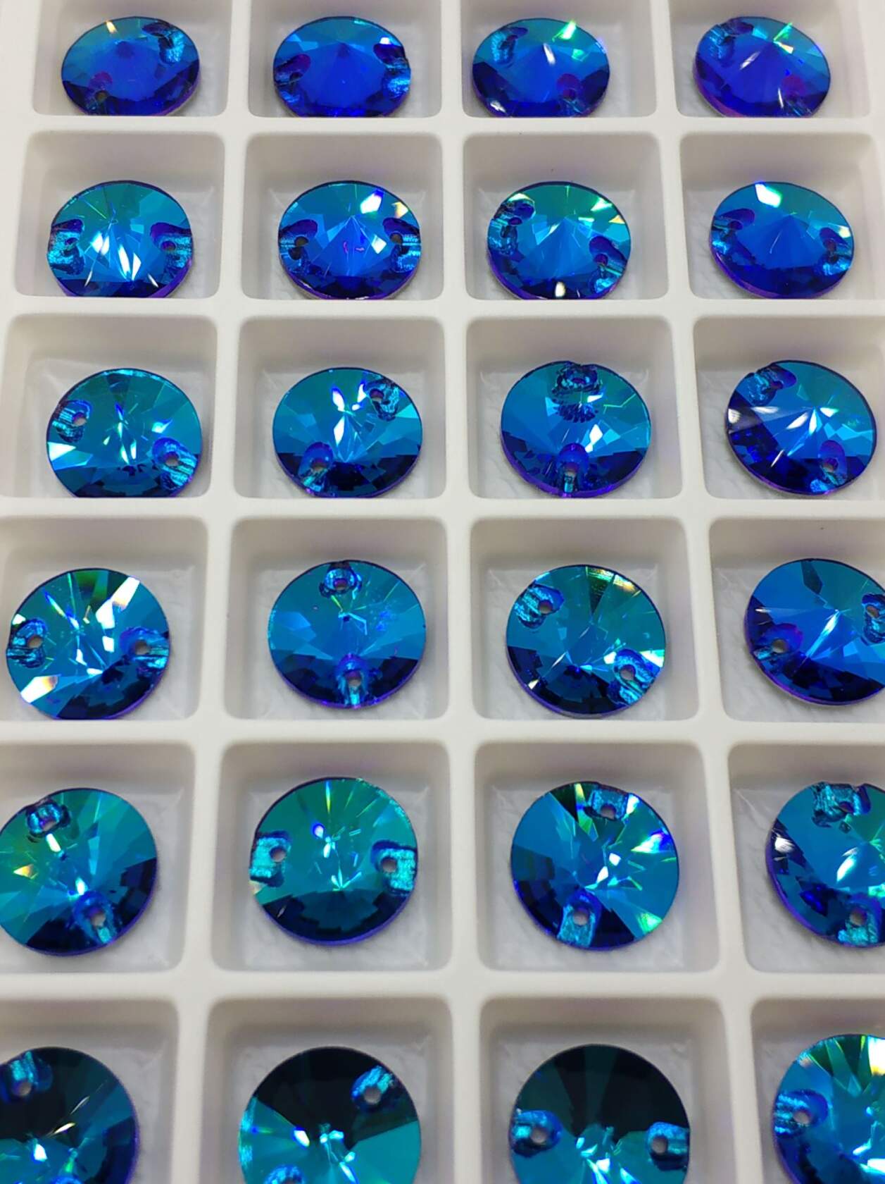 Магазин страз. Blue Zircon стразы. Сваровски 3200 Blue Zircon. Риволи стразы. Пришивные стразы риволи Мунлайт.